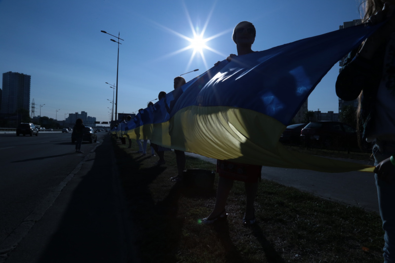 В Киеве развернули самый длинный украинский флаг